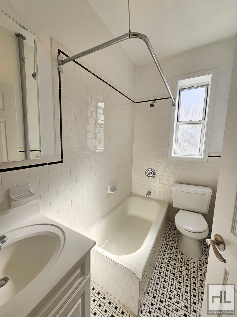 West 13 Street - Photo 4