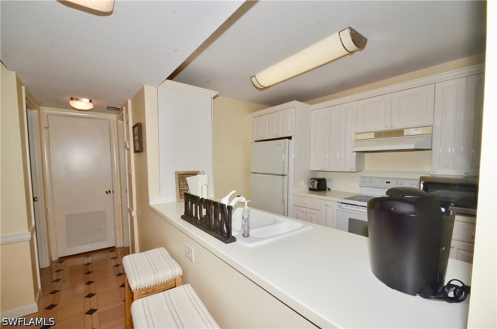 555 Park Shore Drive - Photo 3