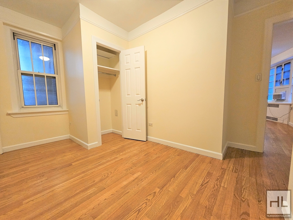 Jane St - Photo 1