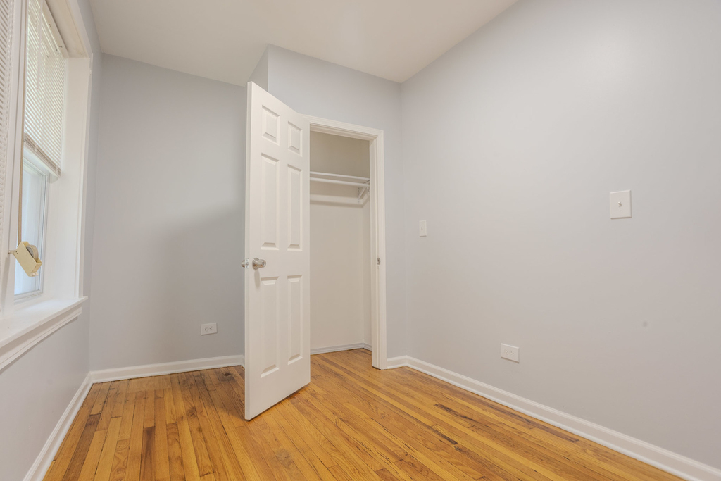 1523 E 74th Place - Photo 4