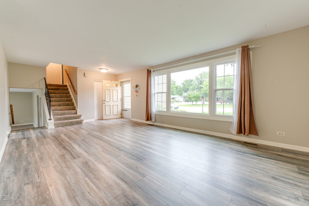 5s735 Park Meadow Drive - Photo 2