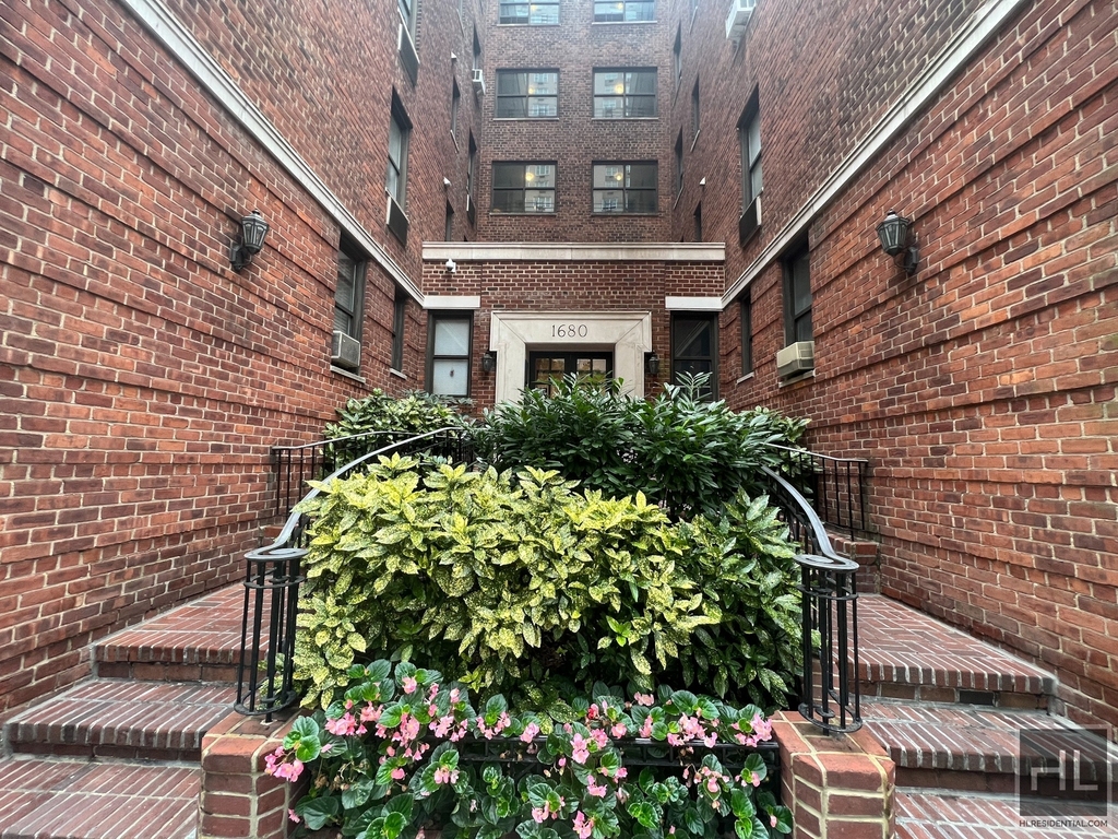 York Avenue - Photo 9