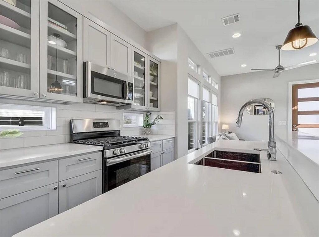 2709 E 3rd St - Photo 9