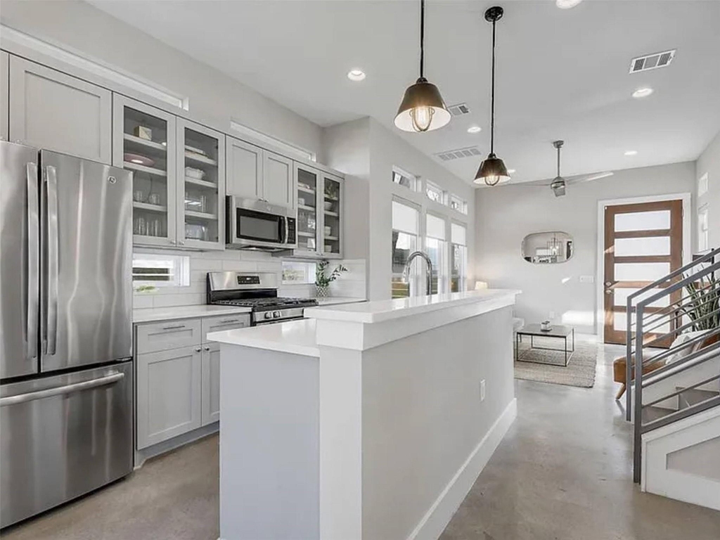 2709 E 3rd St - Photo 10