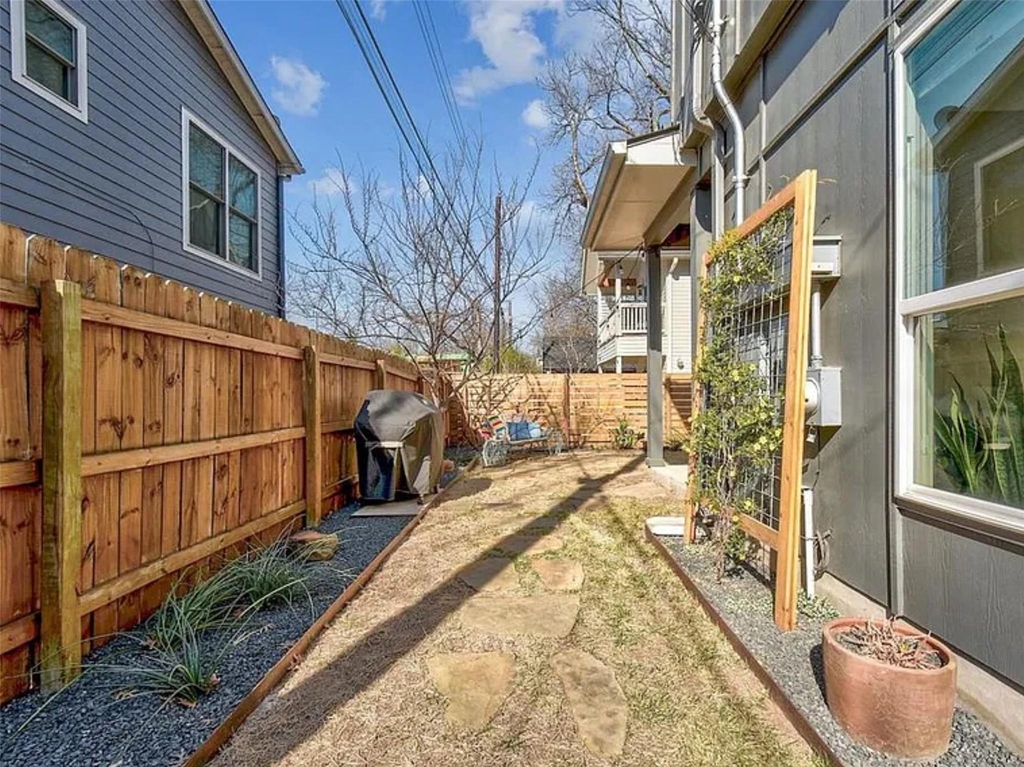 2709 E 3rd St - Photo 19
