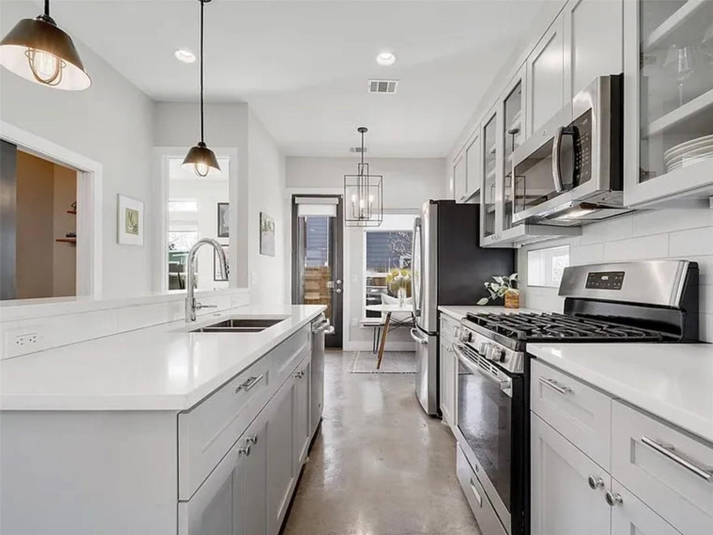 2709 E 3rd St - Photo 8