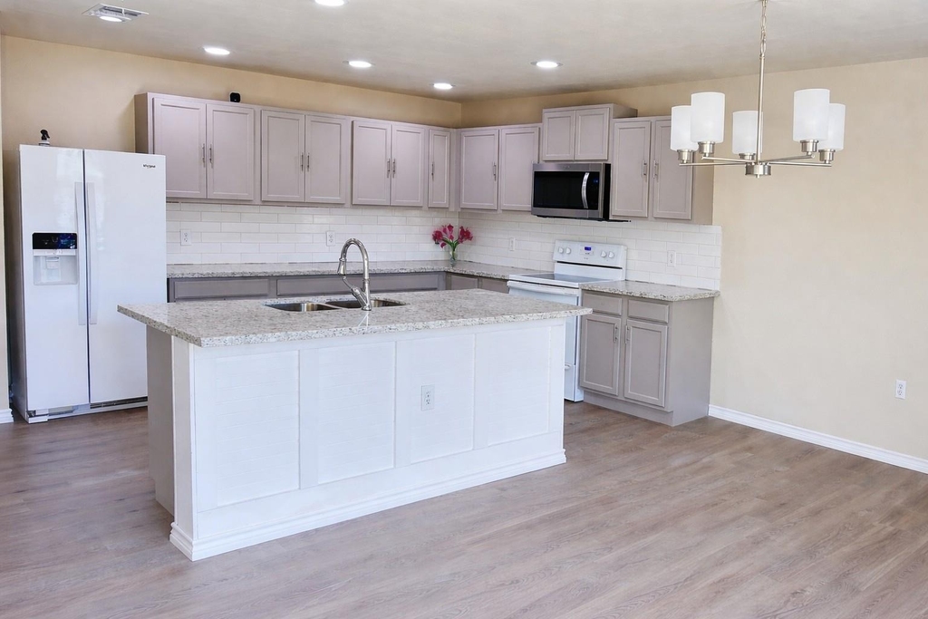 5211 Viewpoint Dr - Photo 2