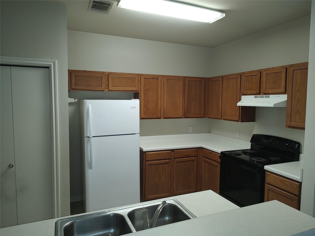 2206 S Bagdad Rd - Photo 3