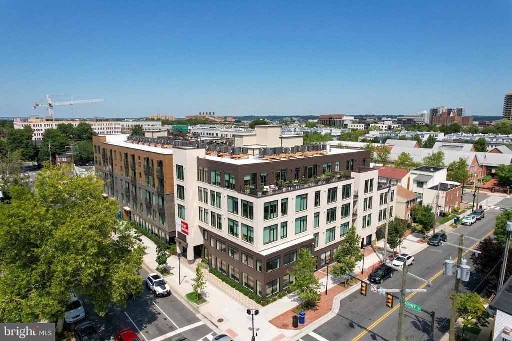 701 N Henry Street - Photo 0