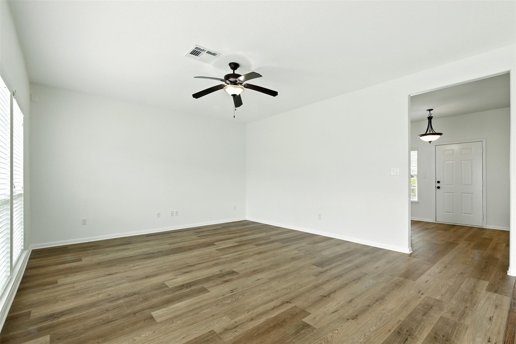 3219 This Way - Photo 5