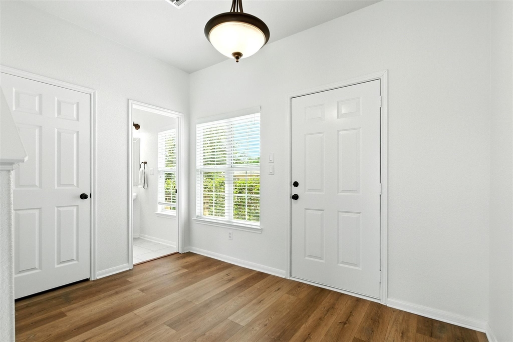 3219 This Way - Photo 2