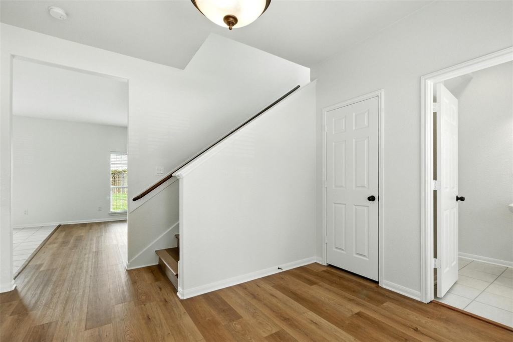 3219 This Way - Photo 3