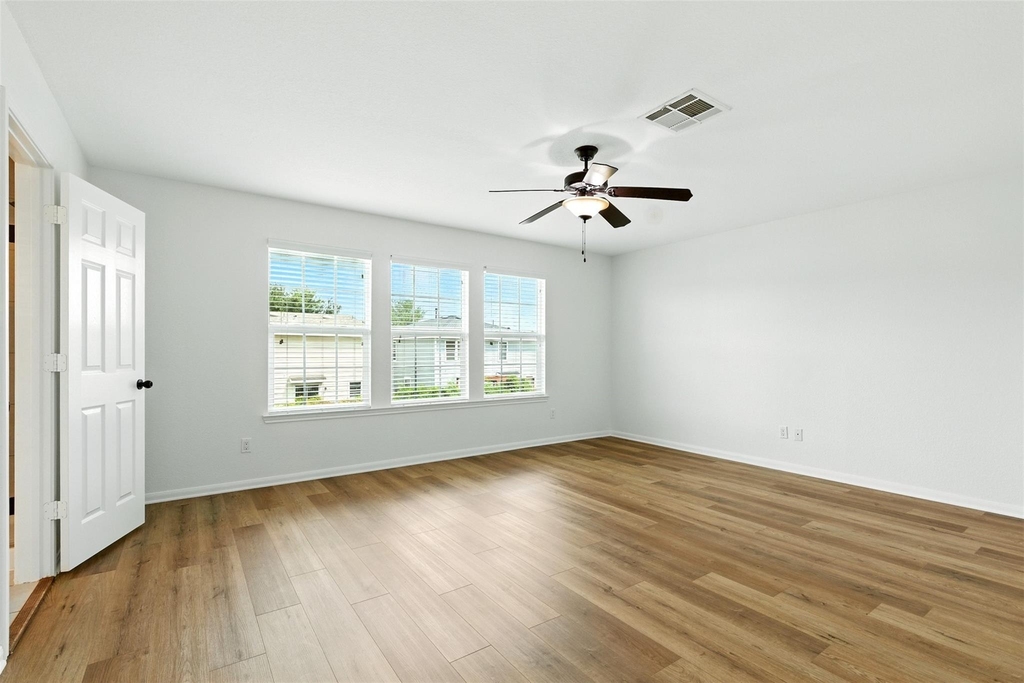 3219 This Way - Photo 16