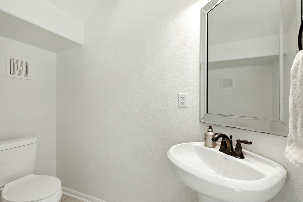 3219 This Way - Photo 4
