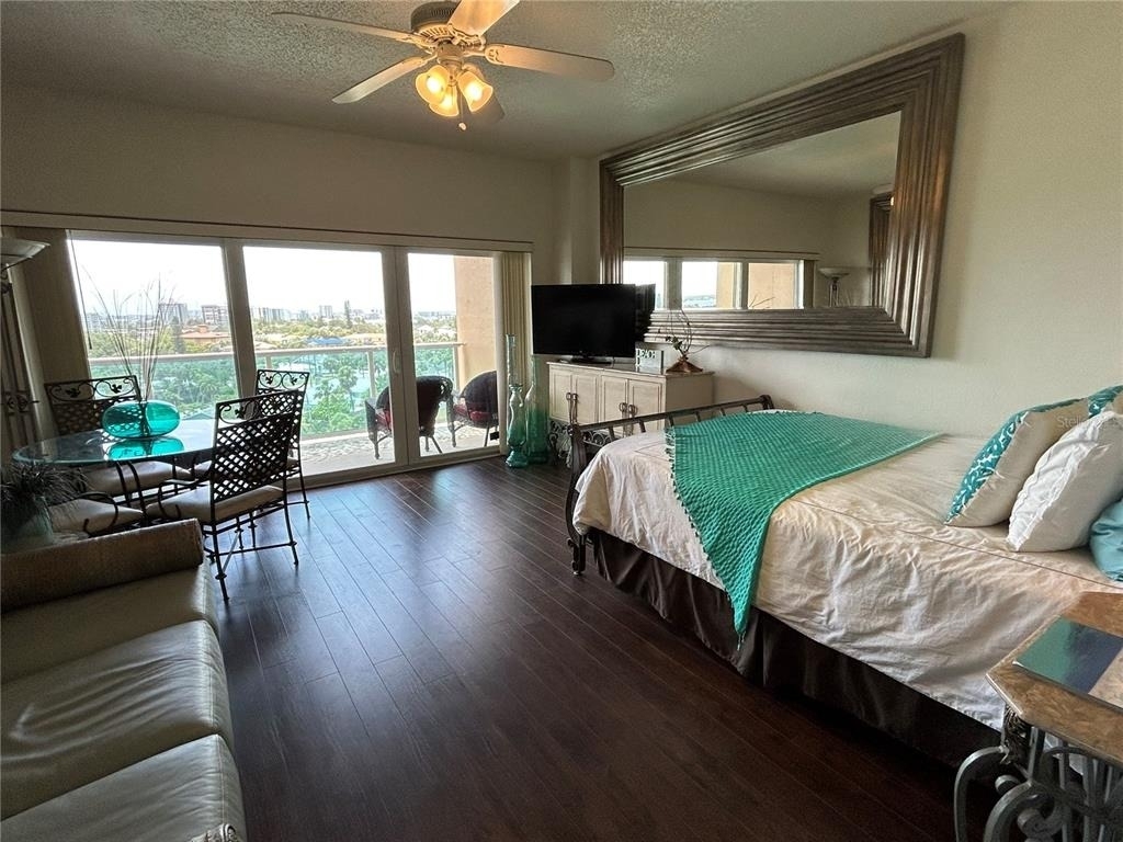 880 Mandalay Avenue - Photo 2