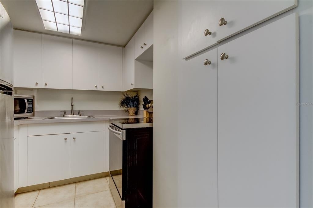880 Mandalay Avenue - Photo 4
