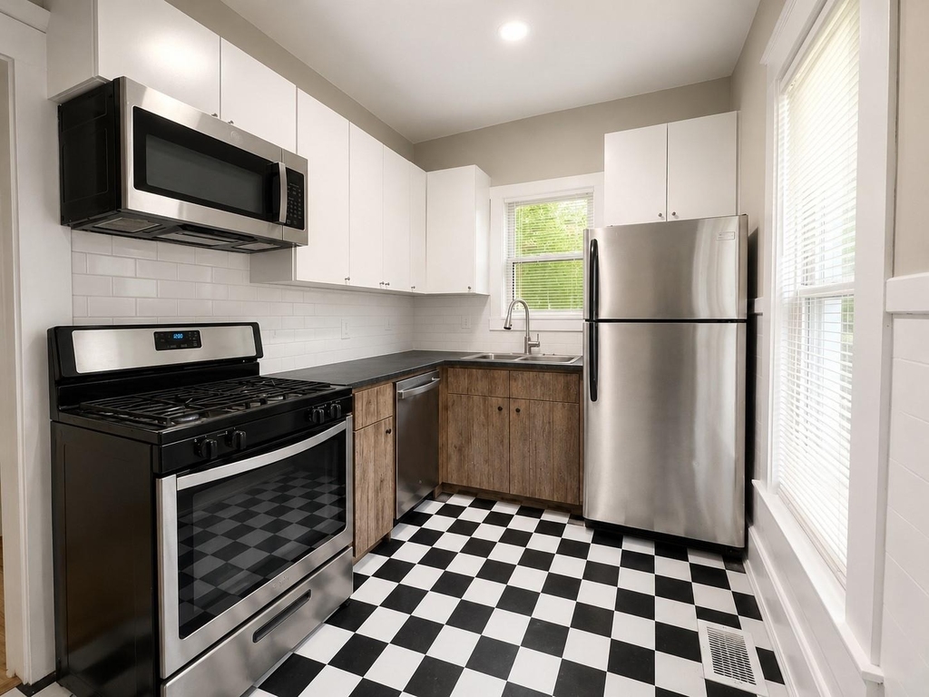 514 E 38th St - Photo 0