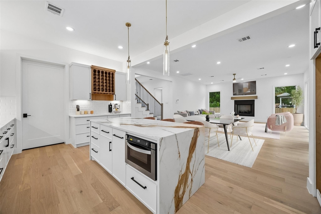 111 E 18th Street - Photo 12