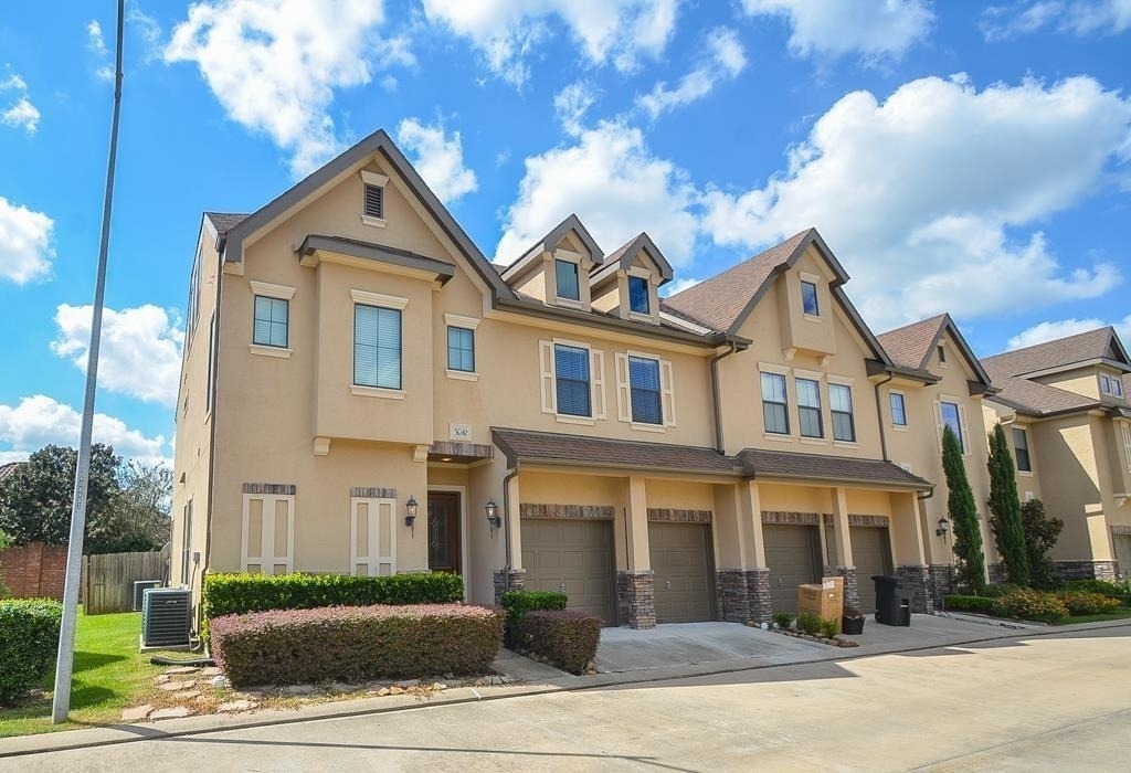 3042 Royal Oaks Crs - Photo 1