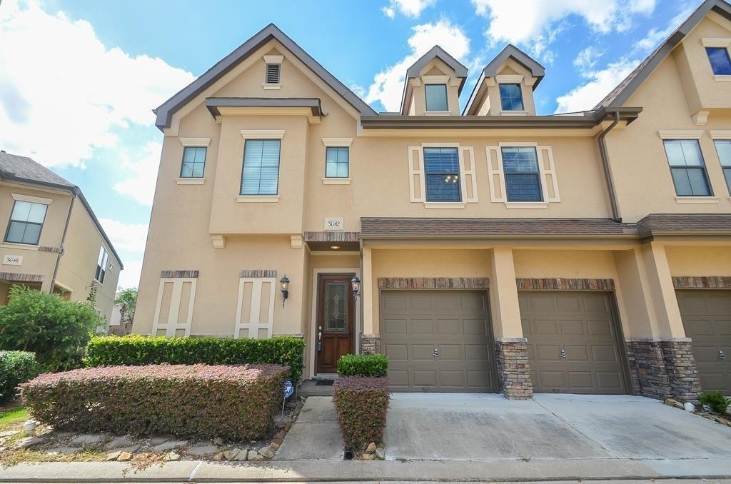 3042 Royal Oaks Crs - Photo 0