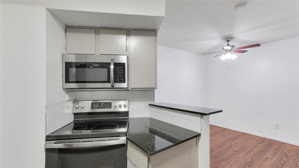 10811 Richmond Avenue - Photo 5