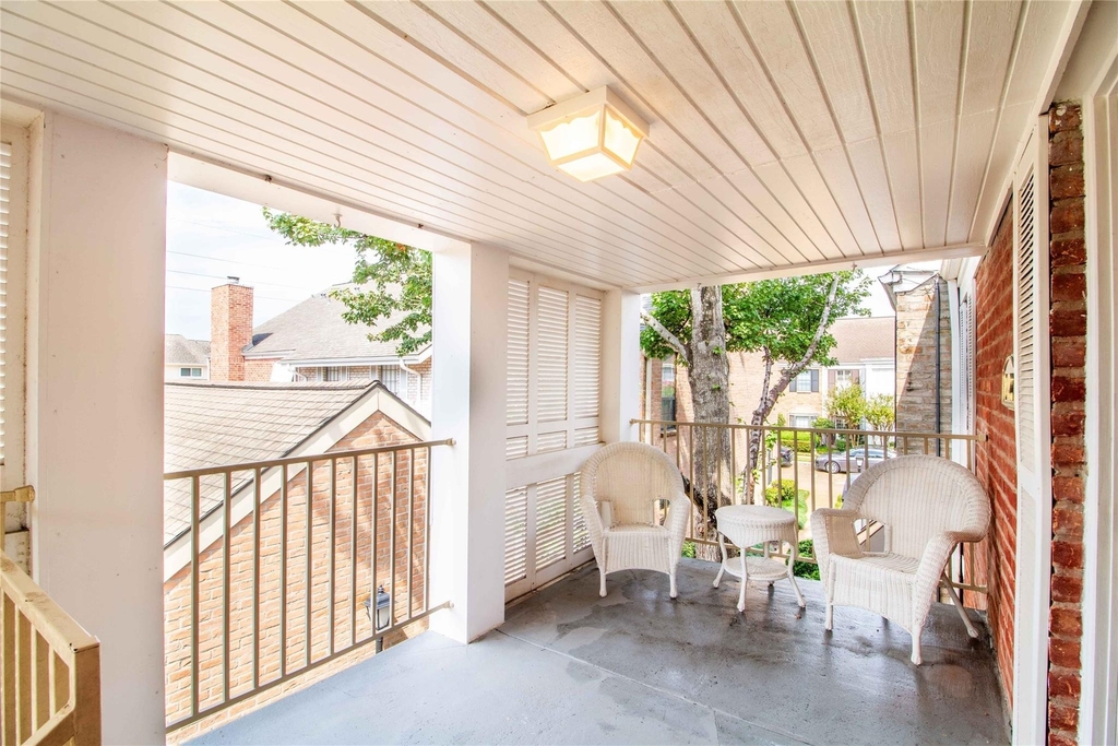 1042 Augusta Drive - Photo 2