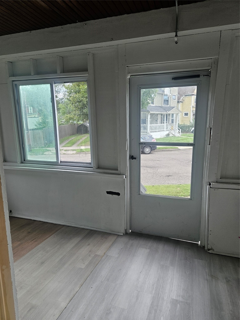 539 State St - Photo 4