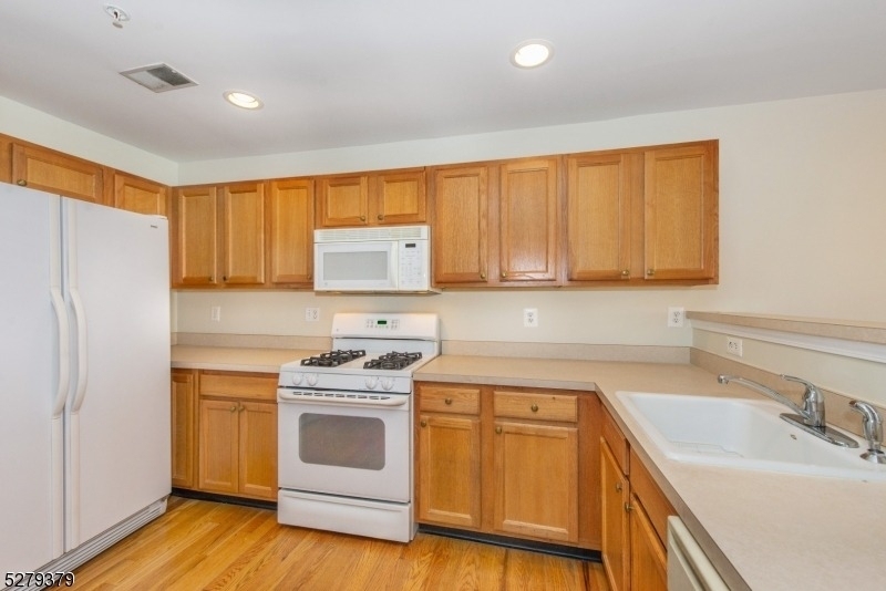 102 Lakeview Ct - Photo 8