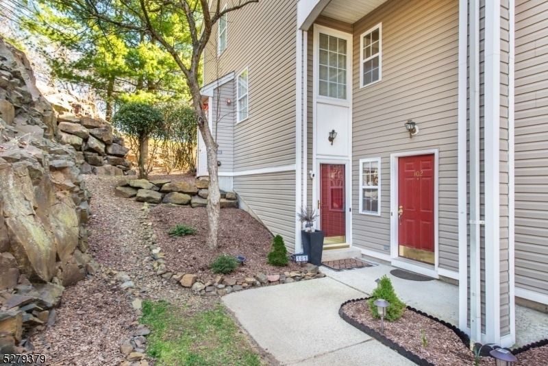 102 Lakeview Ct - Photo 1