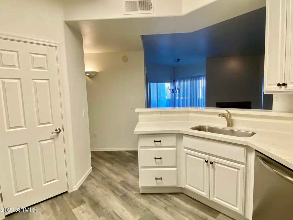 600 W Grove Parkway - Photo 8