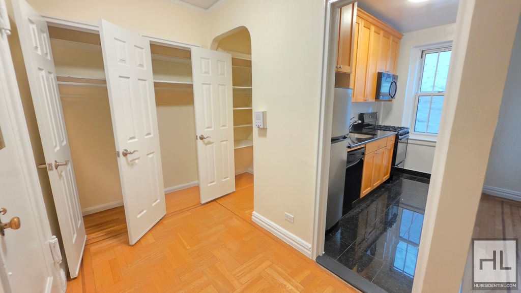 Jane St - Photo 1