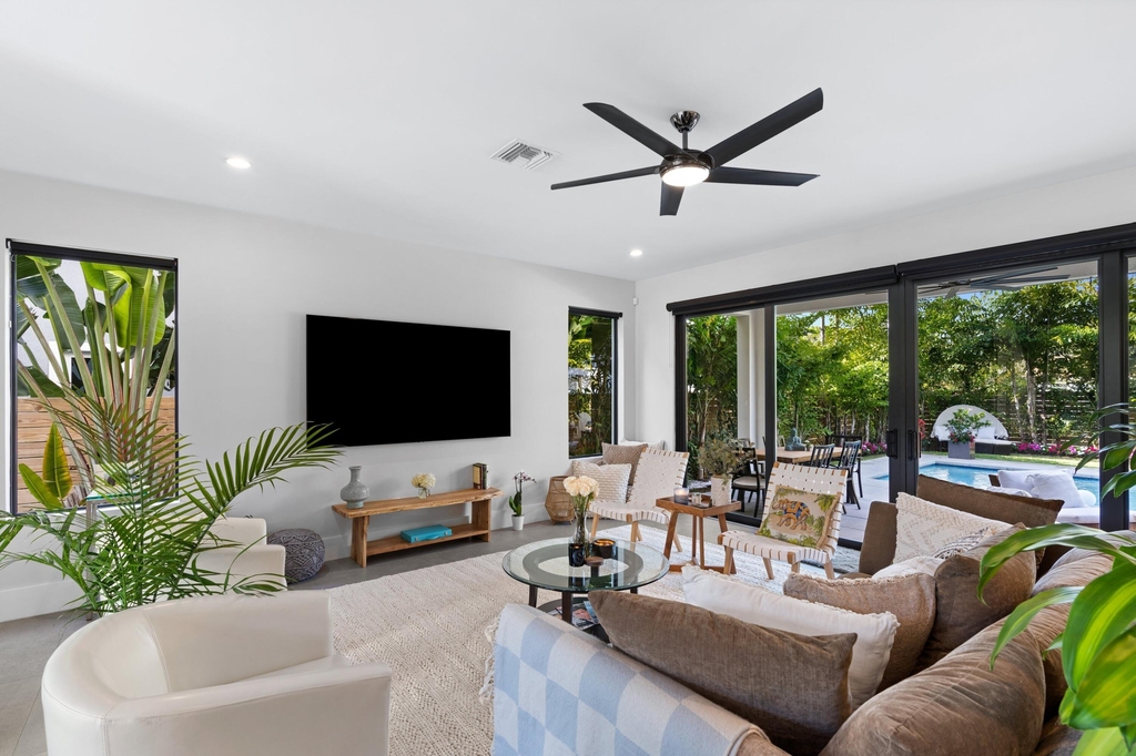 238 Se 4th Avenue - Photo 1