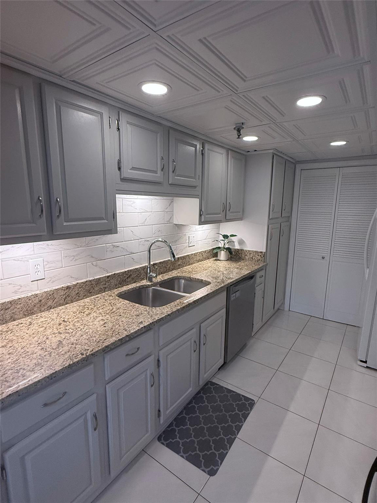859 Jeffery Street - Photo 2