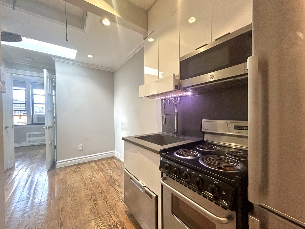 West 14th Street - Photo 5