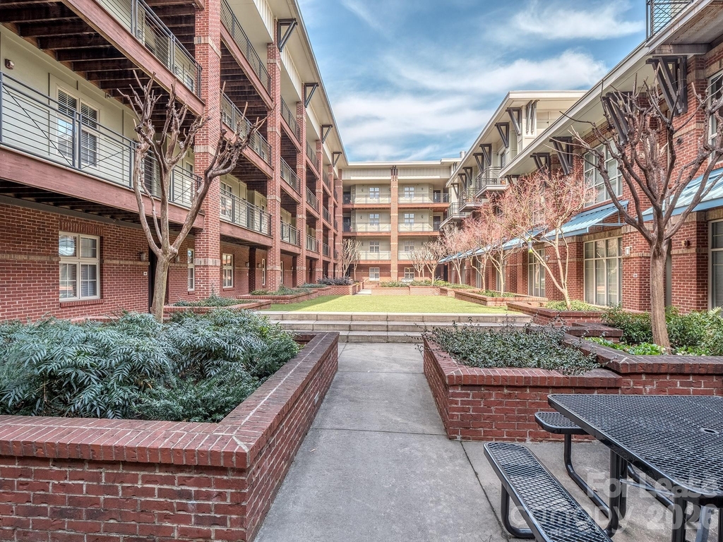 1101 W 1st Street - Photo 20