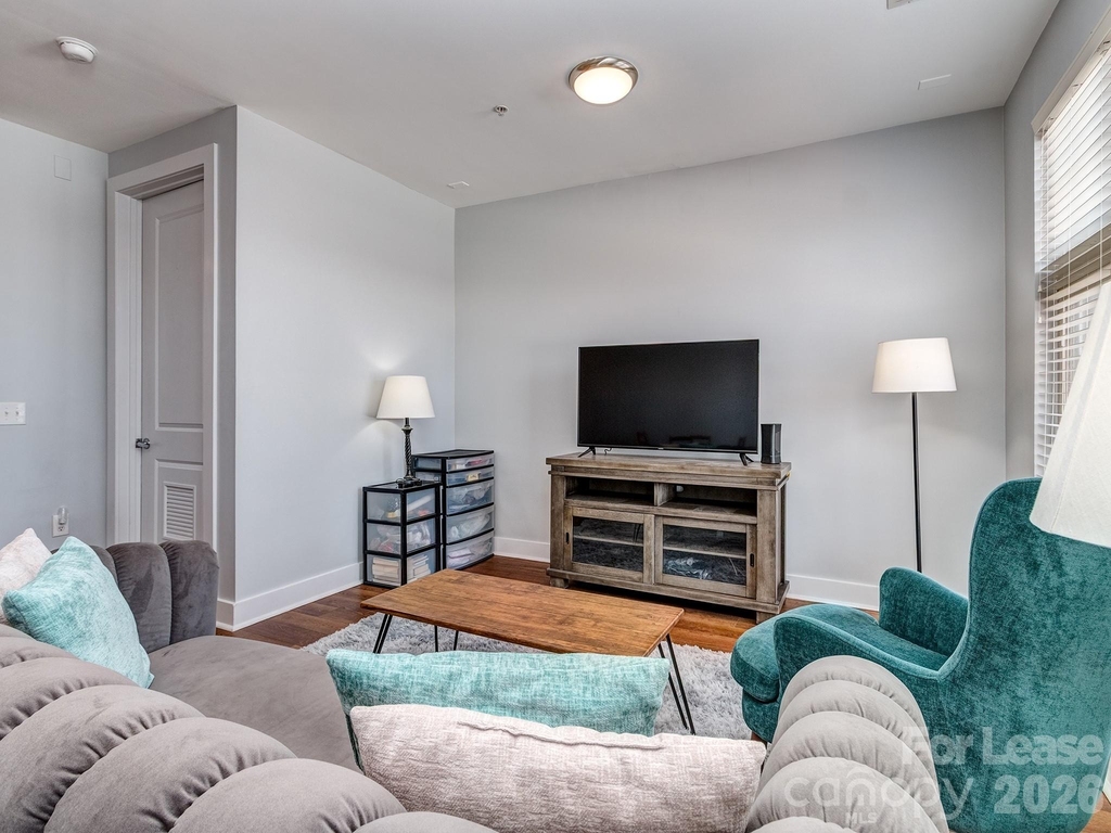 1101 W 1st Street - Photo 11