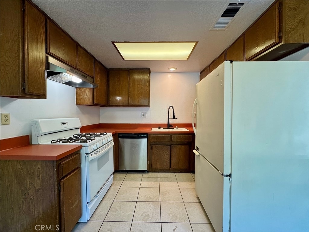 241 S Curtis Avenue - Photo 5