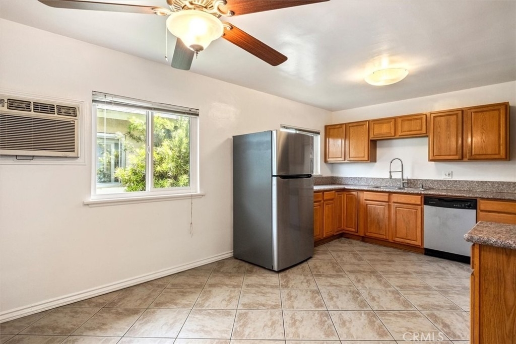 5851 Woodman Avenue - Photo 8