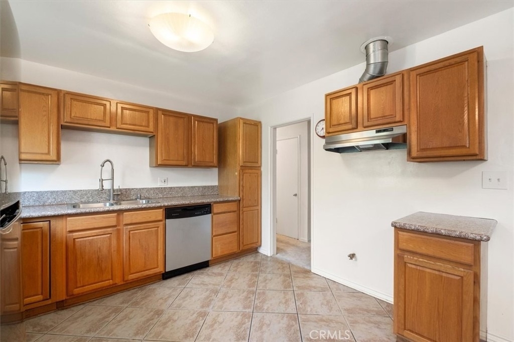 5851 Woodman Avenue - Photo 10
