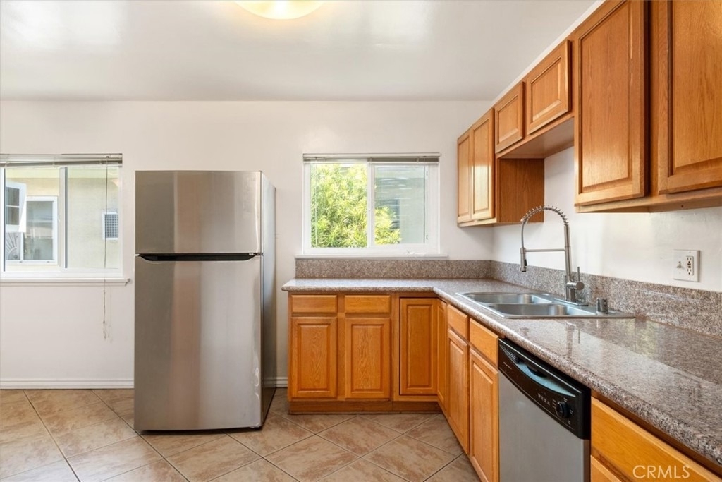 5851 Woodman Avenue - Photo 11