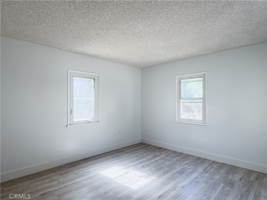 335 W Hillcrest Boulevard - Photo 9