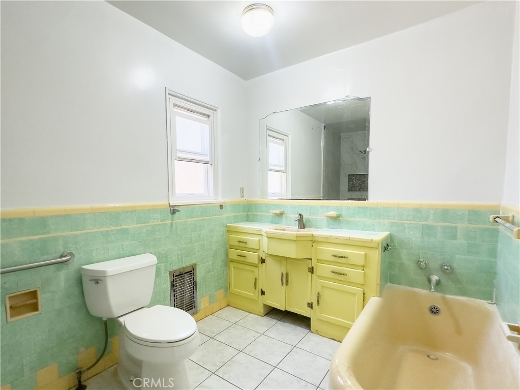 335 W Hillcrest Boulevard - Photo 3