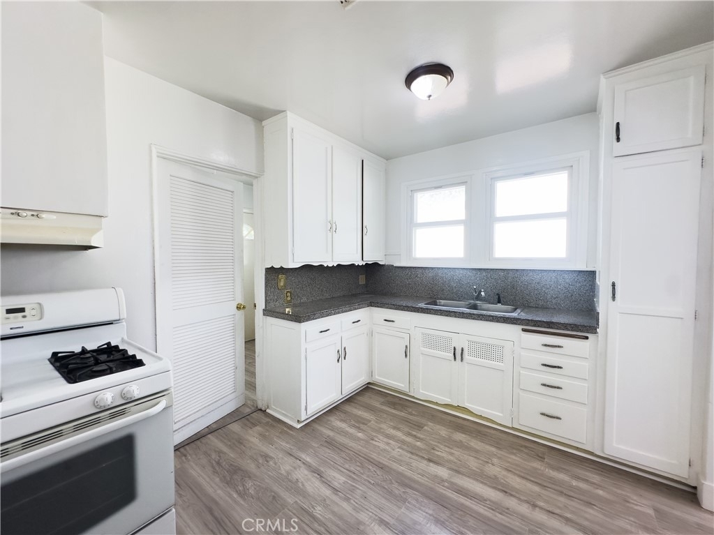 335 W Hillcrest Boulevard - Photo 2