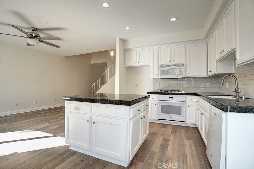 7124 Farralone Avenue - Photo 3
