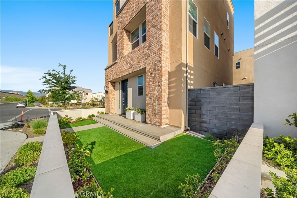 41 Stable Dr - Photo 1