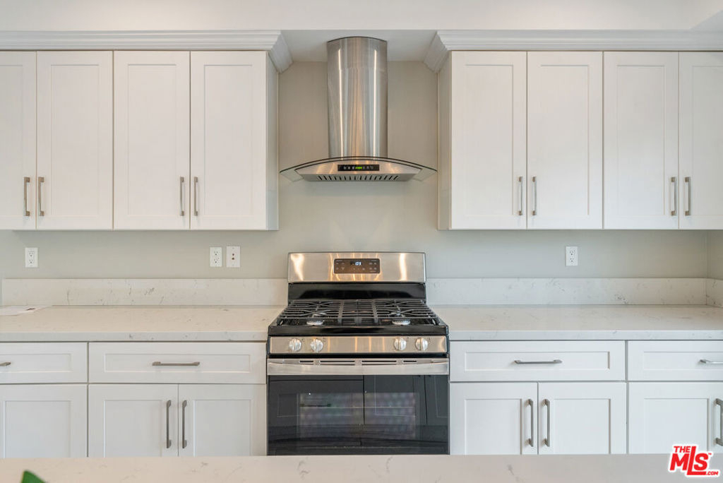 1357 Seward Street - Photo 11