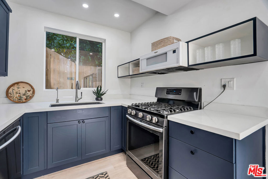 1145 S Longwood Avenue - Photo 36