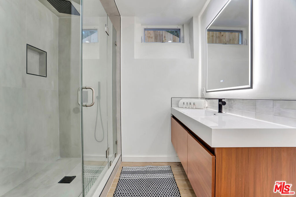 1145 S Longwood Avenue - Photo 41