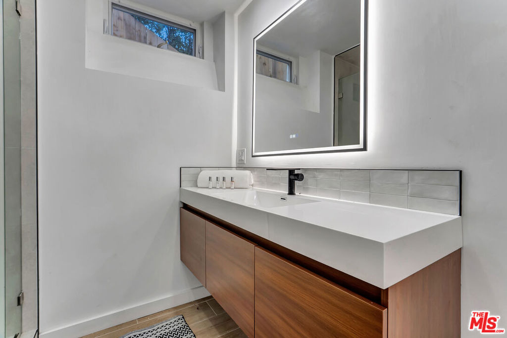 1145 S Longwood Avenue - Photo 39