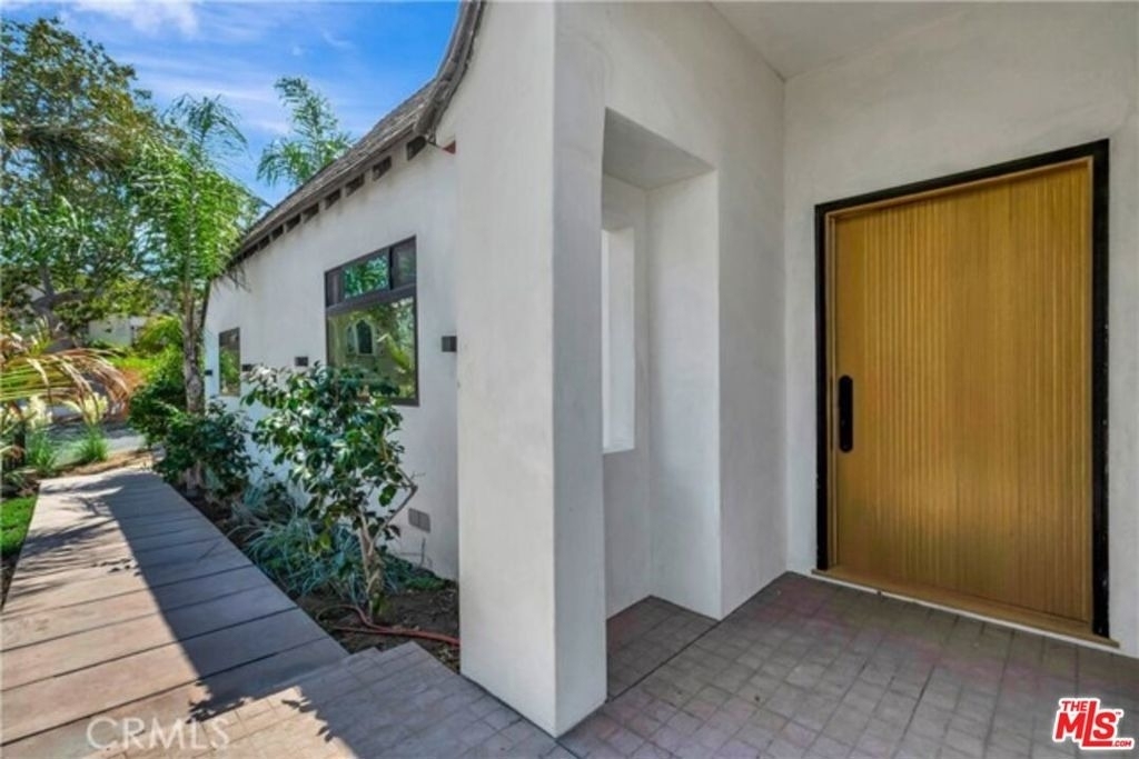 1145 S Longwood Avenue - Photo 1